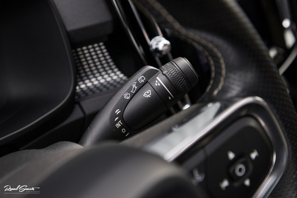 Volvo XC40 2.0 T4 R-Design | Panorama dak | Adaptieve cruise | Memory | Harman Kardon |