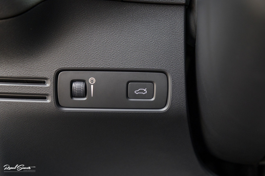 Volvo XC40 2.0 T4 R-Design | Panorama dak | Adaptieve cruise | Memory | Harman Kardon |