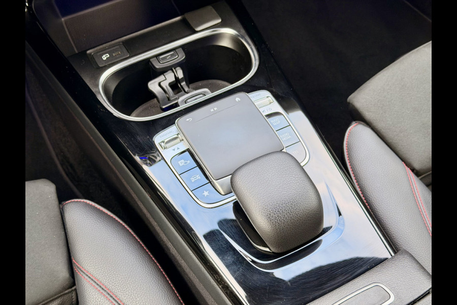 Mercedes-Benz A-Klasse 180 Business Solution AMG A35 Bumpers 19" AMG Velgen | Camera