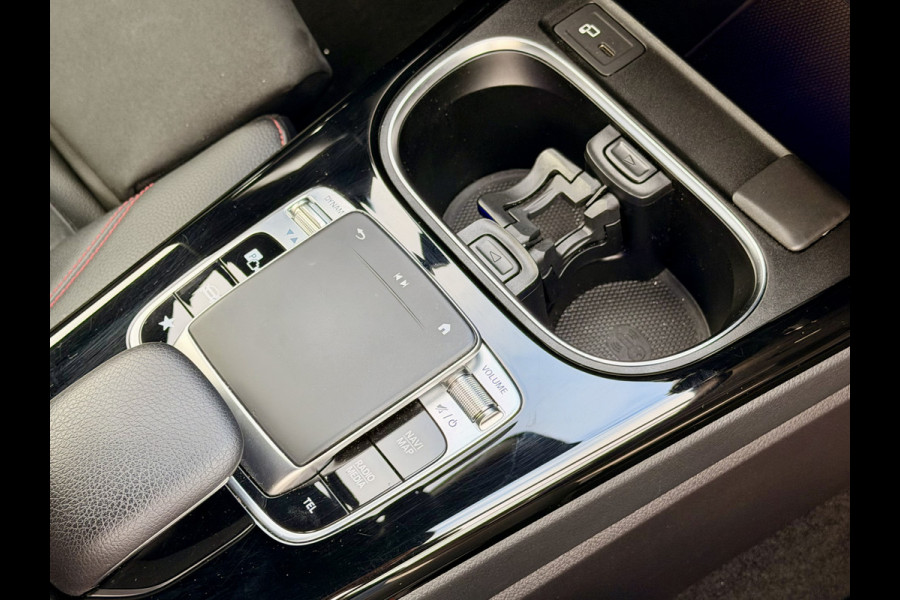 Mercedes-Benz A-Klasse 180 Business Solution AMG A35 Bumpers 19" AMG Velgen | Camera