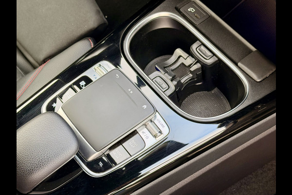 Mercedes-Benz A-Klasse 180 Business Solution AMG A35 Bumpers 19" AMG Velgen | Camera