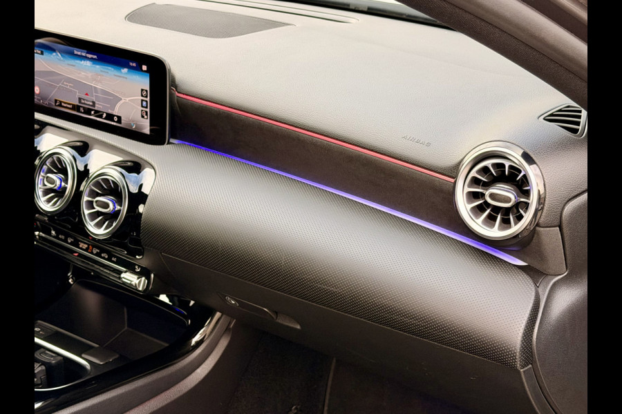 Mercedes-Benz A-Klasse 180 Business Solution AMG A35 Bumpers 19" AMG Velgen | Camera