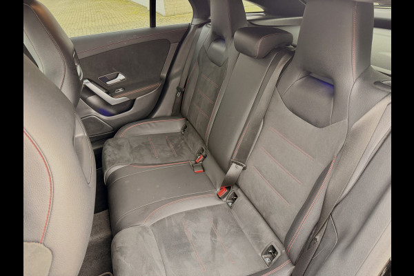 Mercedes-Benz CLA-Klasse Shooting Brake 180 Business Solution AMG NAVI | Camera | Stoelverwarming | 18" velgen