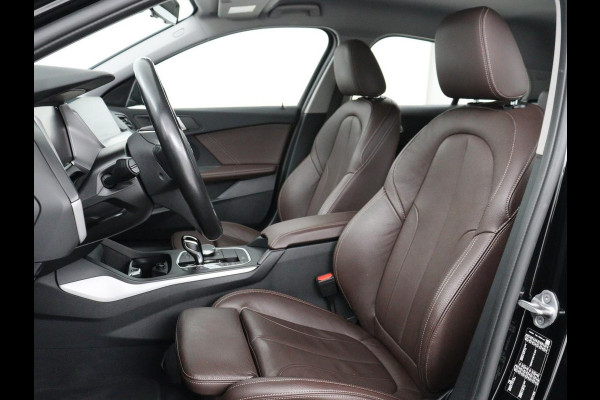 BMW 1-serie 120i Business Edition Plus | Leder | Sportstoelen | Carplay | Stoelverwarming | Live Cockpit | Parkeerhulp | Climate control