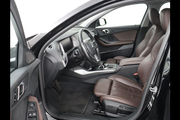 BMW 1-serie 120i Business Edition Plus | Leder | Sportstoelen | Carplay | Stoelverwarming | Live Cockpit | Parkeerhulp | Climate control