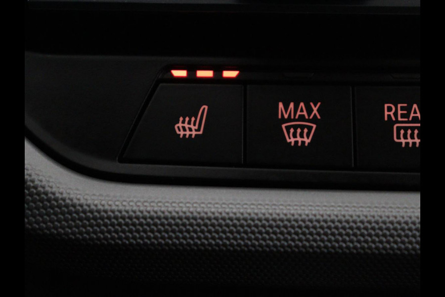 BMW 1-serie 120i Business Edition Plus | Leder | Sportstoelen | Carplay | Stoelverwarming | Live Cockpit | Parkeerhulp | Climate control