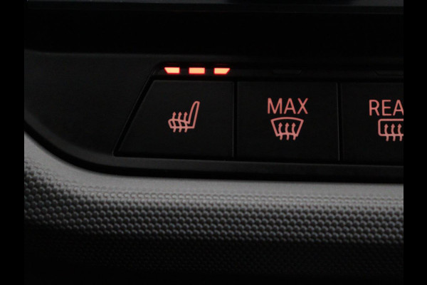 BMW 1-serie 120i Business Edition Plus | Leder | Sportstoelen | Carplay | Stoelverwarming | Live Cockpit | Parkeerhulp | Climate control