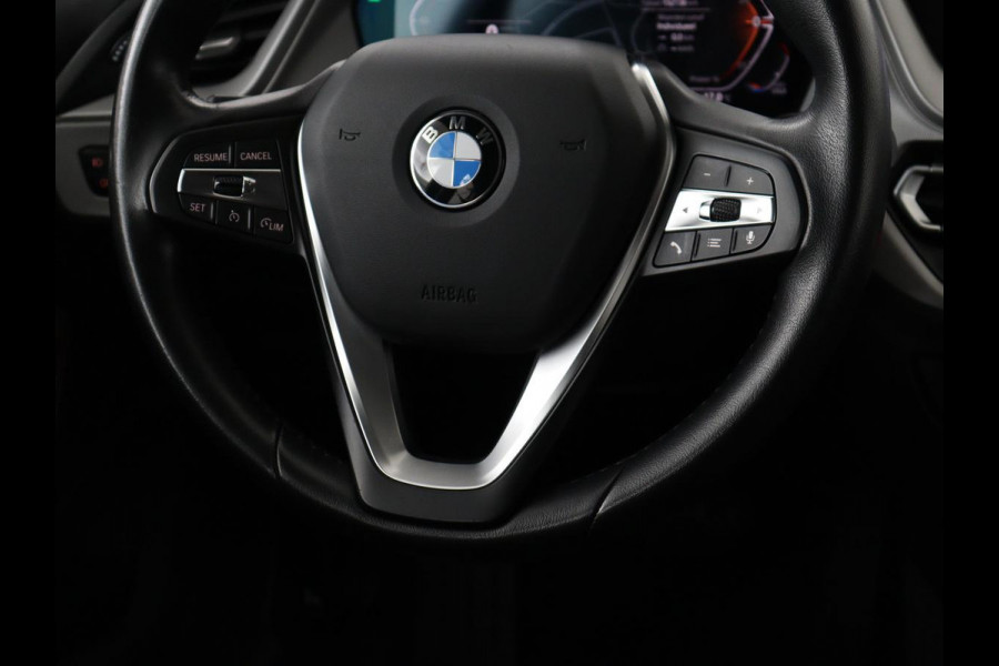 BMW 1-serie 120i Business Edition Plus | Leder | Sportstoelen | Carplay | Stoelverwarming | Live Cockpit | Parkeerhulp | Climate control