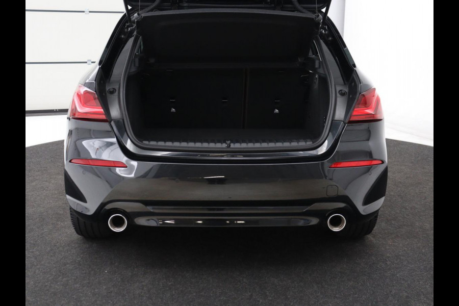 BMW 1-serie 120i Business Edition Plus | Leder | Sportstoelen | Carplay | Stoelverwarming | Live Cockpit | Parkeerhulp | Climate control