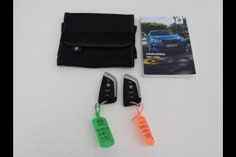 BMW 1-serie 120i Business Edition Plus | Leder | Sportstoelen | Carplay | Stoelverwarming | Live Cockpit | Parkeerhulp | Climate control