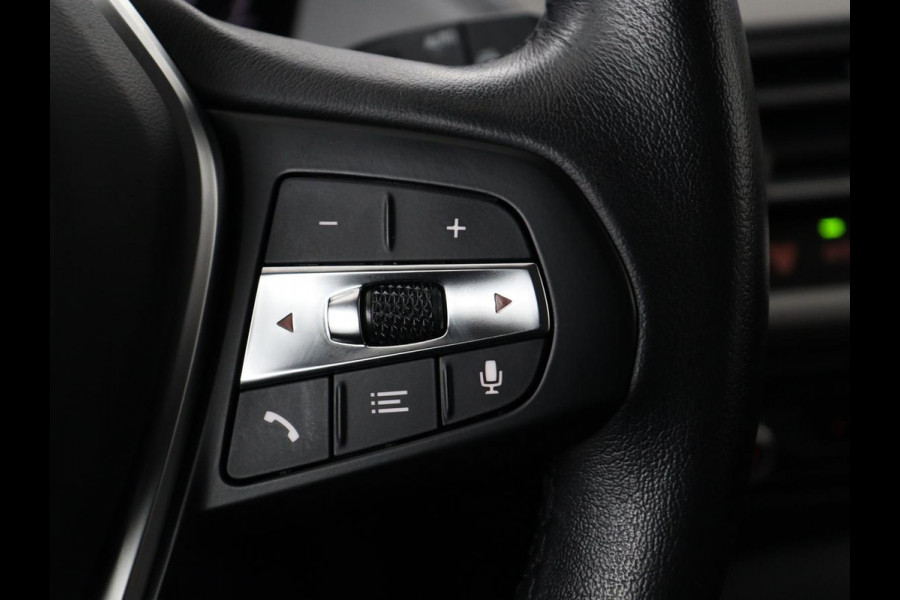 BMW 1-serie 120i Business Edition Plus | Leder | Sportstoelen | Carplay | Stoelverwarming | Live Cockpit | Parkeerhulp | Climate control