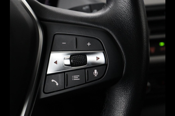 BMW 1-serie 120i Business Edition Plus | Leder | Sportstoelen | Carplay | Stoelverwarming | Live Cockpit | Parkeerhulp | Climate control