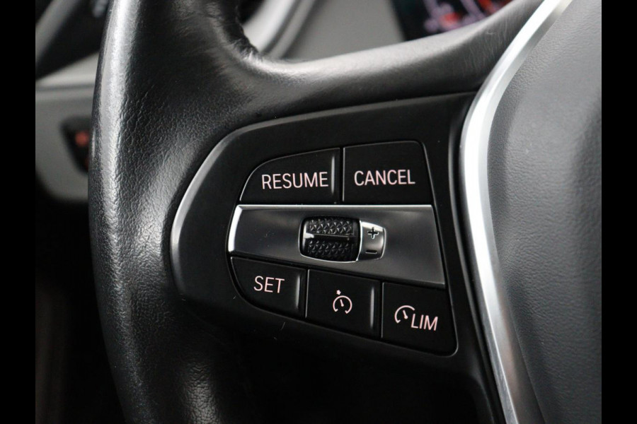 BMW 1-serie 120i Business Edition Plus | Leder | Sportstoelen | Carplay | Stoelverwarming | Live Cockpit | Parkeerhulp | Climate control