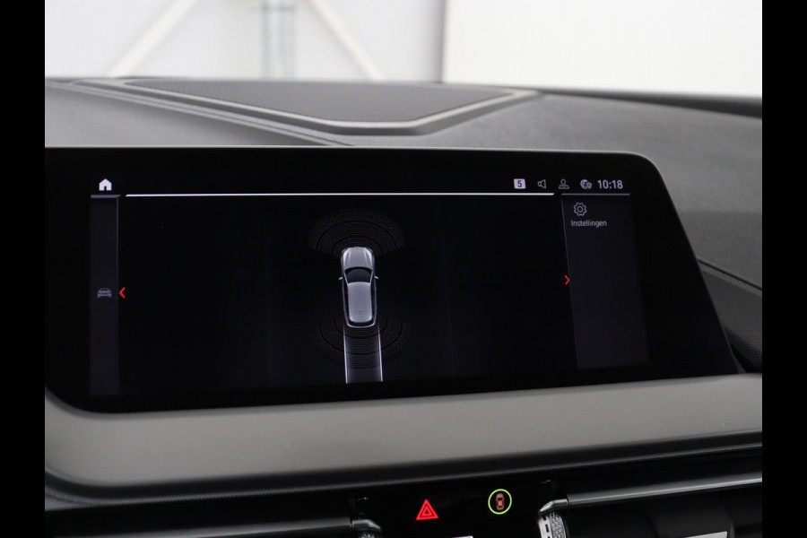 BMW 1-serie 120i Business Edition Plus | Leder | Sportstoelen | Carplay | Stoelverwarming | Live Cockpit | Parkeerhulp | Climate control