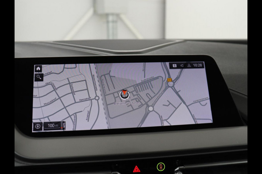 BMW 1-serie 120i Business Edition Plus | Leder | Sportstoelen | Carplay | Stoelverwarming | Live Cockpit | Parkeerhulp | Climate control