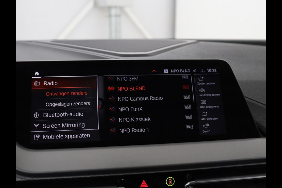 BMW 1-serie 120i Business Edition Plus | Leder | Sportstoelen | Carplay | Stoelverwarming | Live Cockpit | Parkeerhulp | Climate control