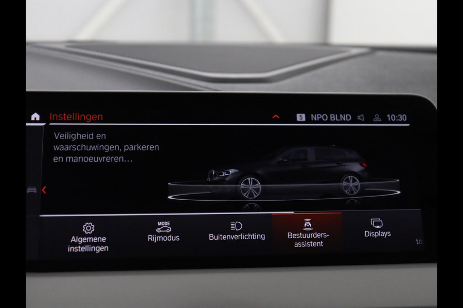 BMW 1-serie 120i Business Edition Plus | Leder | Sportstoelen | Carplay | Stoelverwarming | Live Cockpit | Parkeerhulp | Climate control