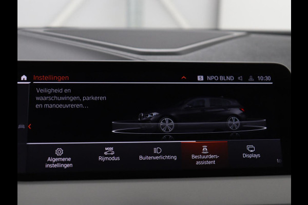 BMW 1-serie 120i Business Edition Plus | Leder | Sportstoelen | Carplay | Stoelverwarming | Live Cockpit | Parkeerhulp | Climate control