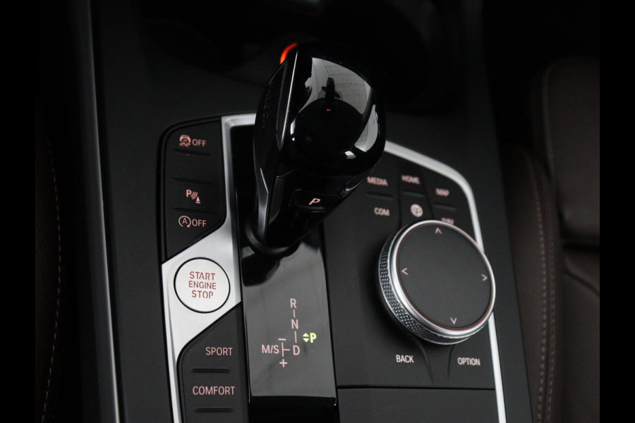 BMW 1-serie 120i Business Edition Plus | Leder | Sportstoelen | Carplay | Stoelverwarming | Live Cockpit | Parkeerhulp | Climate control