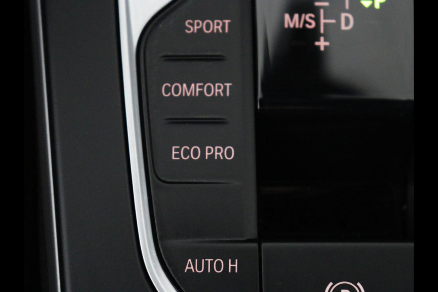 BMW 1-serie 120i Business Edition Plus | Leder | Sportstoelen | Carplay | Stoelverwarming | Live Cockpit | Parkeerhulp | Climate control