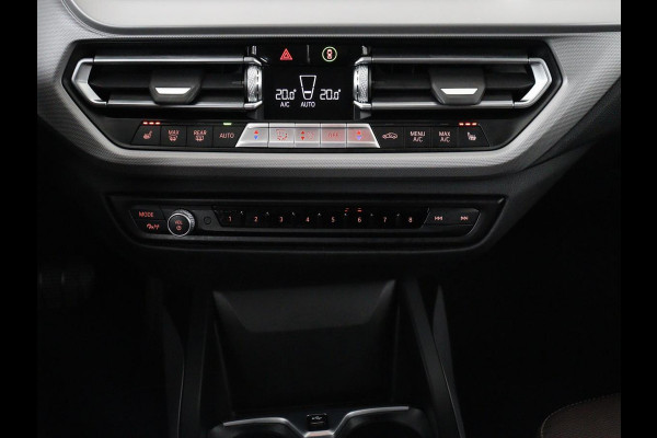 BMW 1-serie 120i Business Edition Plus | Leder | Sportstoelen | Carplay | Stoelverwarming | Live Cockpit | Parkeerhulp | Climate control