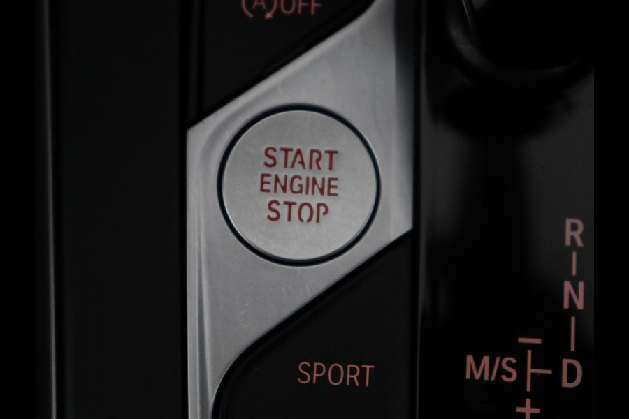 BMW 1-serie 120i Business Edition Plus | Leder | Sportstoelen | Carplay | Stoelverwarming | Live Cockpit | Parkeerhulp | Climate control