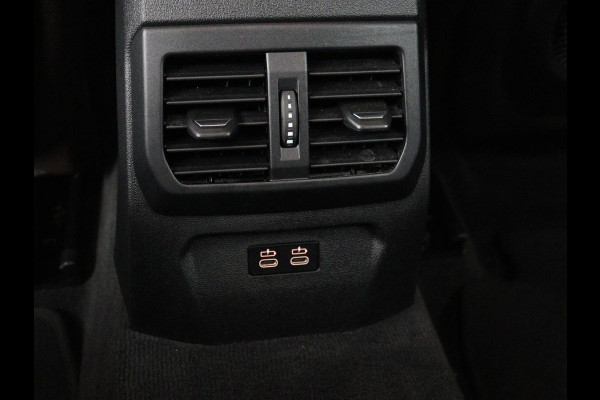 BMW 1-serie 120i Business Edition Plus | Leder | Sportstoelen | Carplay | Stoelverwarming | Live Cockpit | Parkeerhulp | Climate control