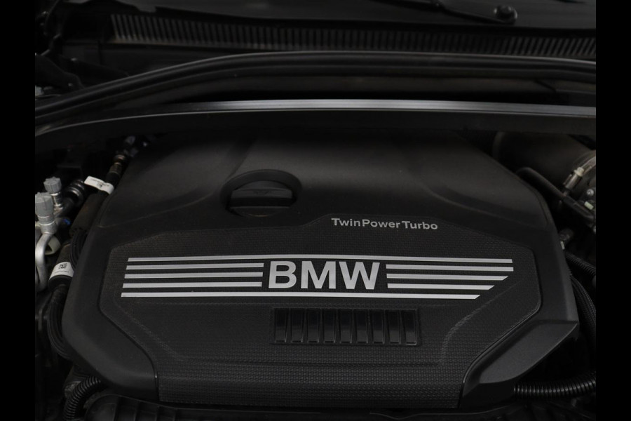 BMW 1-serie 120i Business Edition Plus | Leder | Sportstoelen | Carplay | Stoelverwarming | Live Cockpit | Parkeerhulp | Climate control