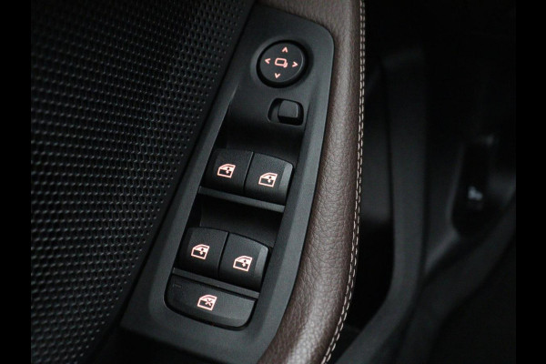 BMW 1-serie 120i Business Edition Plus | Leder | Sportstoelen | Carplay | Stoelverwarming | Live Cockpit | Parkeerhulp | Climate control