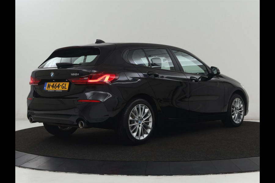 BMW 1-serie 120i Business Edition Plus | Leder | Sportstoelen | Carplay | Stoelverwarming | Live Cockpit | Parkeerhulp | Climate control