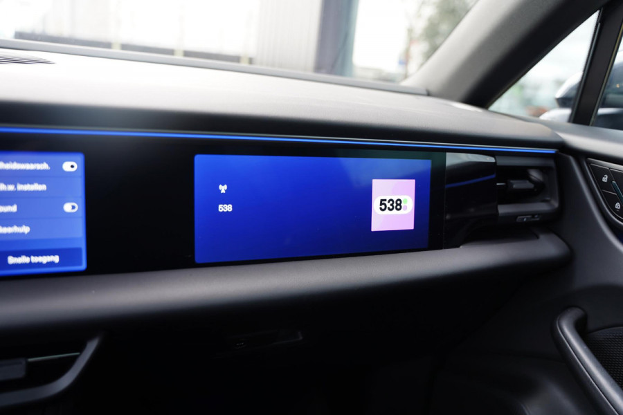 Porsche Macan 4 100 kWh Panoramadak / Passenger Display / RS Spyder Velgen