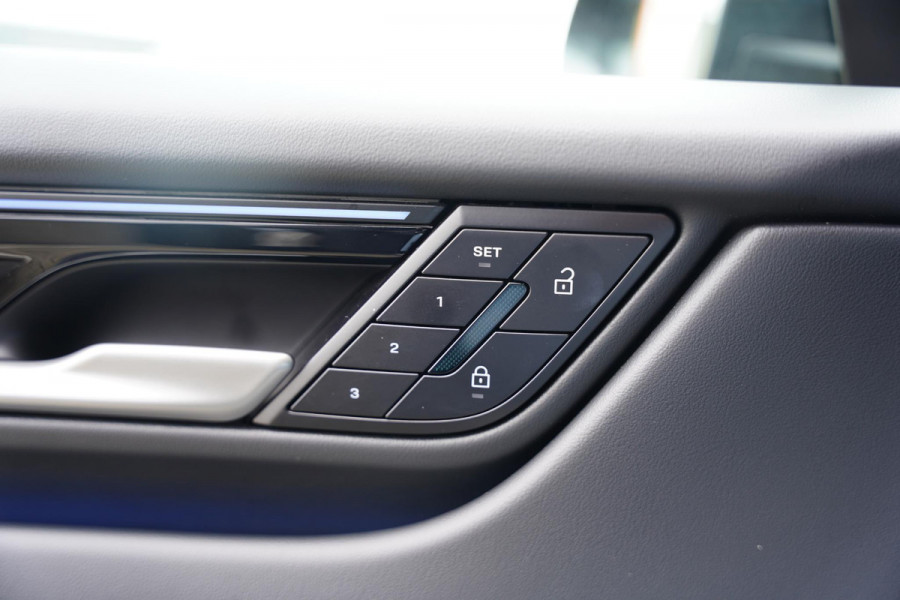 Porsche Macan 4 100 kWh Panoramadak / Passenger Display / RS Spyder Velgen