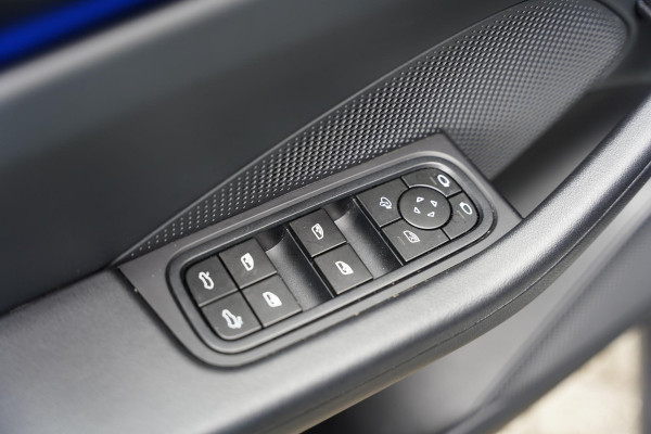 Porsche Macan 4 100 kWh Panoramadak / Passenger Display / RS Spyder Velgen