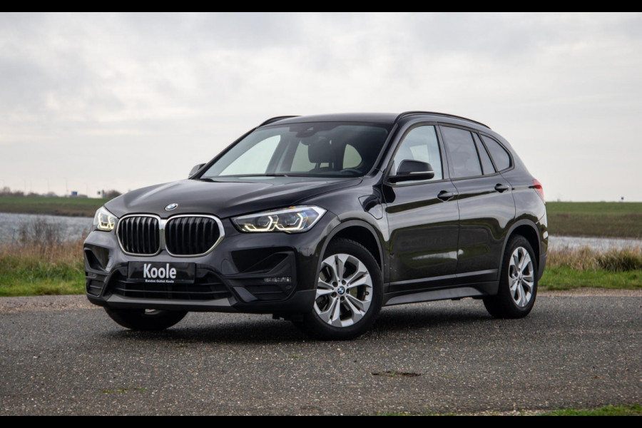BMW X1 xDrive25e Executive CAMERA / CARPLAY / HEAD UP DISPLAY / LEDER / LED / CRUISE CONTROLE / STOELVERWARMING
