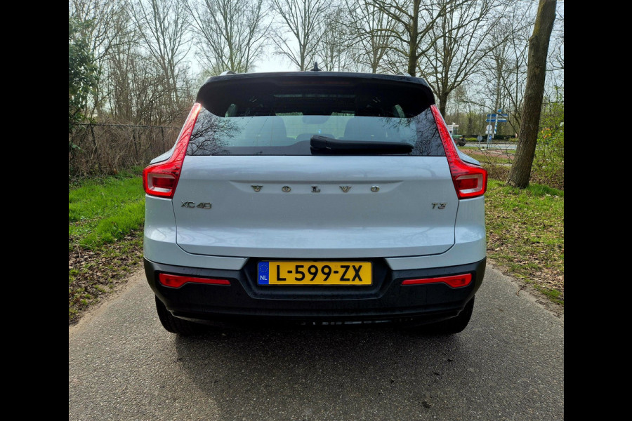 Volvo XC40 1.5 T3 R-Design / panoramadak