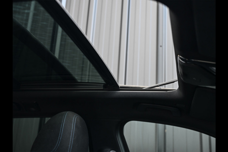 BMW 3 Serie Touring 330e xDrive M sport Accu 19,5kWh | Trekhaak | Panorama dak | Active Cruise  | Camera  | Ambiance interieur