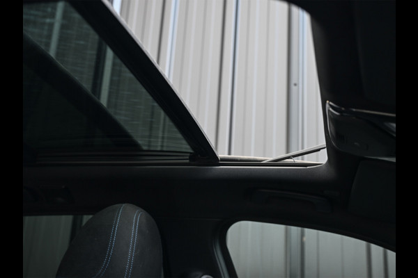 BMW 3 Serie Touring 330e xDrive M sport Accu 19,5kWh | Trekhaak | Panorama dak | Active Cruise  | Camera  | Ambiance interieur