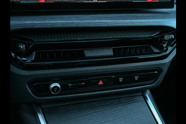 BMW 3 Serie Touring 330e xDrive M sport Accu 19,5kWh | Trekhaak | Panorama dak | Active Cruise  | Camera  | Ambiance interieur