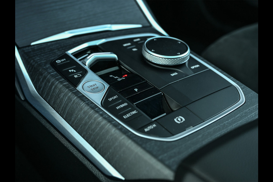 BMW 3 Serie Touring 330e xDrive M sport Accu 19,5kWh | Trekhaak | Panorama dak | Active Cruise  | Camera  | Ambiance interieur