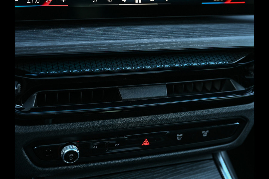 BMW 3 Serie Touring 330e xDrive M sport Accu 19,5kWh | Trekhaak | Panorama dak | Active Cruise  | Camera  | Ambiance interieur