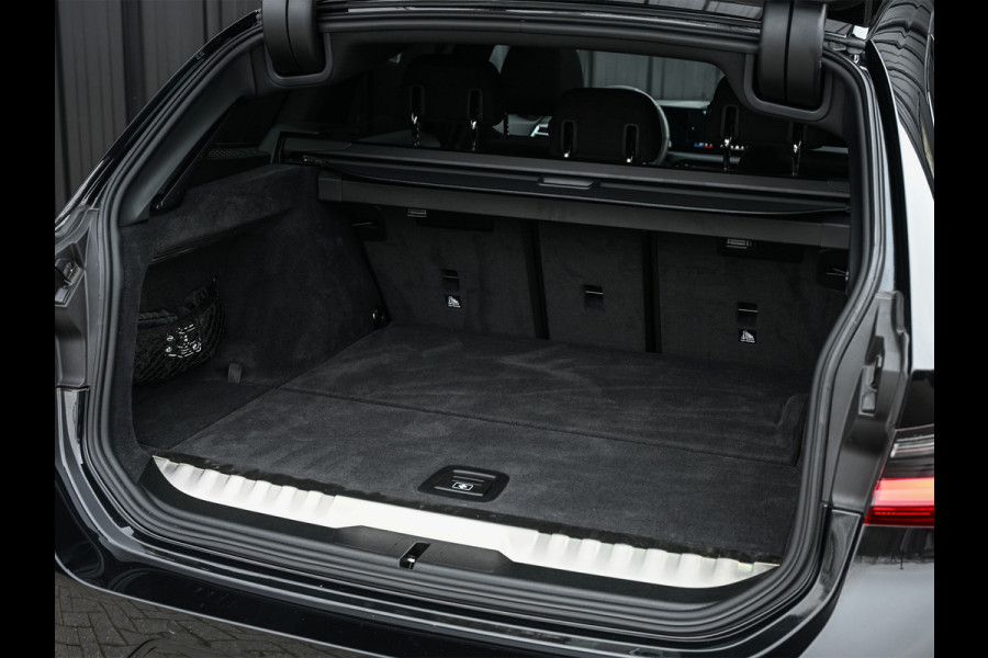 BMW 3 Serie Touring 330e xDrive M sport Accu 19,5kWh | Trekhaak | Panorama dak | Active Cruise  | Camera  | Ambiance interieur