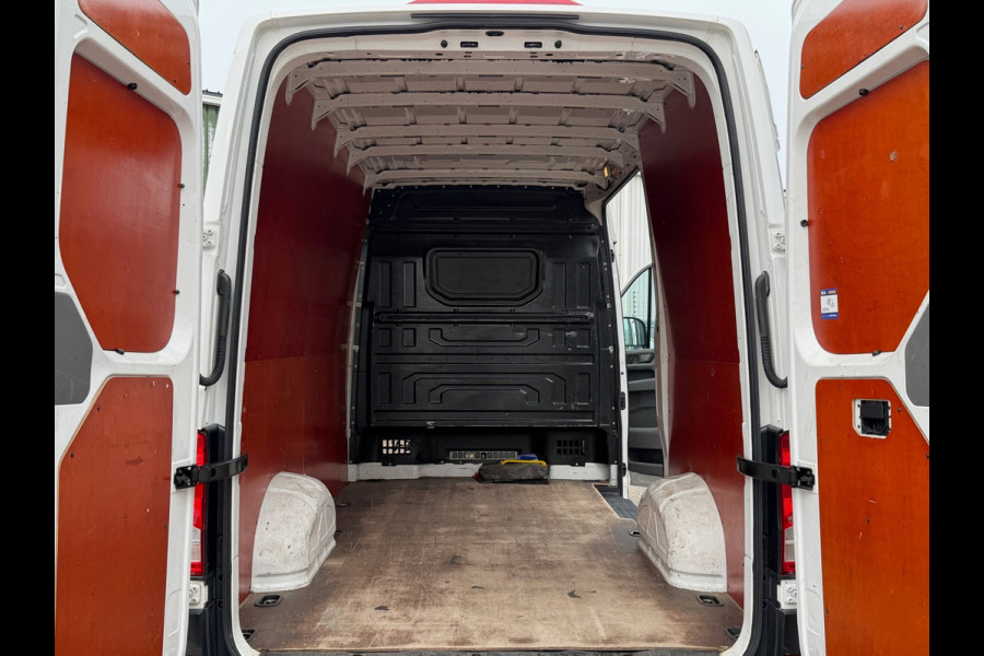 Volkswagen Crafter 35 2.0 TDI L3H3 / Trekhaak / Dealer onderhouden! / App connect