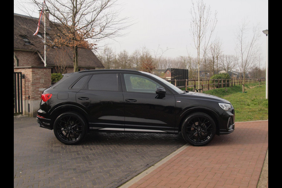 Audi Q3 35 TFSI S Line | Black Optic | Virtual Cockpit | Apple Carplay | NL-Auto | Automaat | 20 inch |