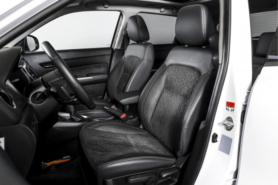 Suzuki Vitara 1.4 Boosterjet Stijl 140 PK - Automaat Org. NL | S/K-Panodak | Adapt. Cruise | Stoelverw. | PDC | Camera | NAV + App. Connect | ECC | LM 17" |