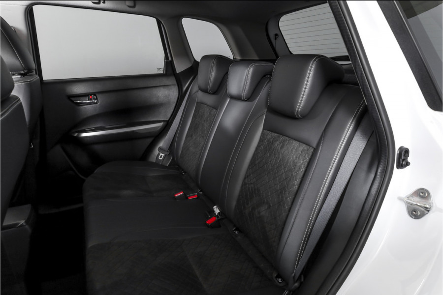 Suzuki Vitara 1.4 Boosterjet Stijl 140 PK - Automaat Org. NL | S/K-Panodak | Adapt. Cruise | Stoelverw. | PDC | Camera | NAV + App. Connect | ECC | LM 17" |