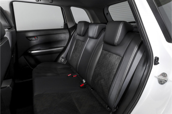 Suzuki Vitara 1.4 Boosterjet Stijl 140 PK - Automaat Org. NL | S/K-Panodak | Adapt. Cruise | Stoelverw. | PDC | Camera | NAV + App. Connect | ECC | LM 17" |