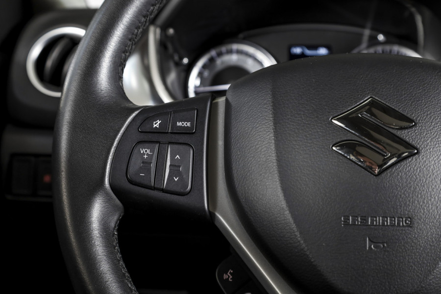 Suzuki Vitara 1.4 Boosterjet Stijl 140 PK - Automaat Org. NL | S/K-Panodak | Adapt. Cruise | Stoelverw. | PDC | Camera | NAV + App. Connect | ECC | LM 17" |