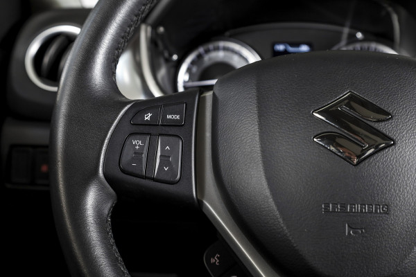 Suzuki Vitara 1.4 Boosterjet Stijl 140 PK - Automaat Org. NL | S/K-Panodak | Adapt. Cruise | Stoelverw. | PDC | Camera | NAV + App. Connect | ECC | LM 17" |