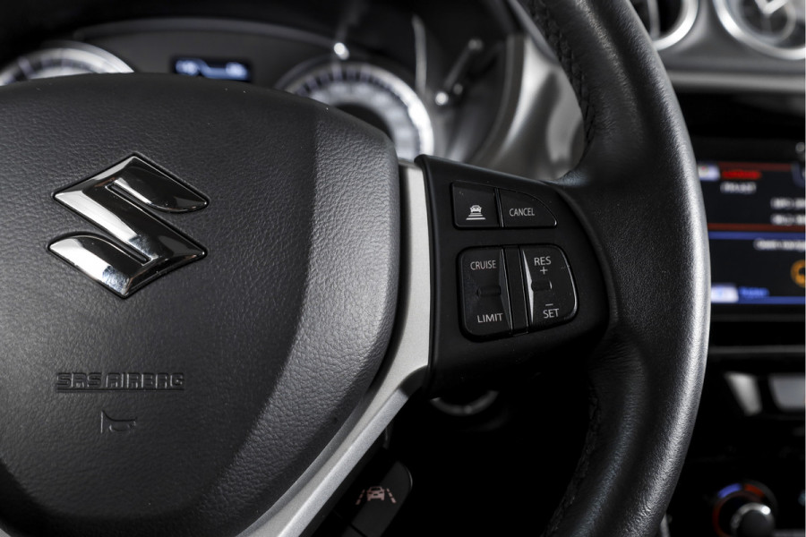 Suzuki Vitara 1.4 Boosterjet Stijl 140 PK - Automaat Org. NL | S/K-Panodak | Adapt. Cruise | Stoelverw. | PDC | Camera | NAV + App. Connect | ECC | LM 17" |