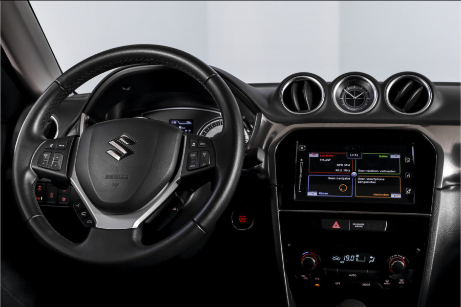 Suzuki Vitara 1.4 Boosterjet Stijl 140 PK - Automaat Org. NL | S/K-Panodak | Adapt. Cruise | Stoelverw. | PDC | Camera | NAV + App. Connect | ECC | LM 17" |